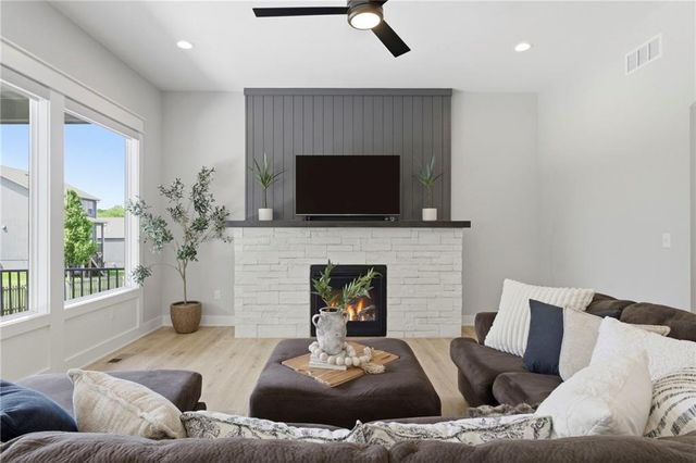 25189 W 141st Terrace, Olathe, KS 66061