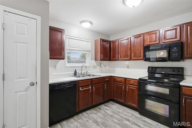 2021 Twin Fawns Court, St Peters, MO 63376