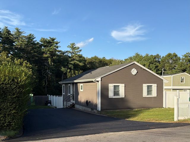 52 Chipaway Rd, Freetown, MA 02717