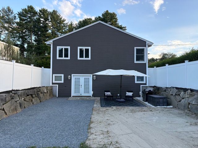 52 Chipaway Rd, Freetown, MA 02717