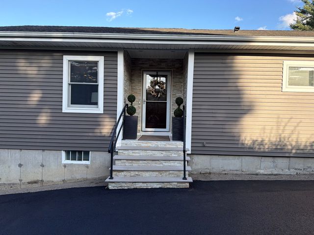 52 Chipaway Rd, Freetown, MA 02717