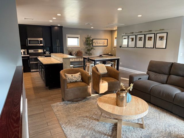 52 Chipaway Rd, Freetown, MA 02717