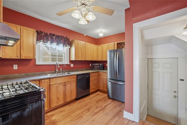 330 Crescent St SE, Cedar Rapids, IA 52403