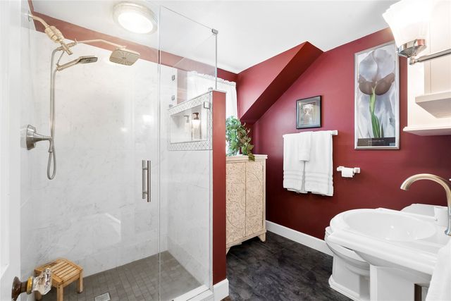 330 Crescent St SE, Cedar Rapids, IA 52403