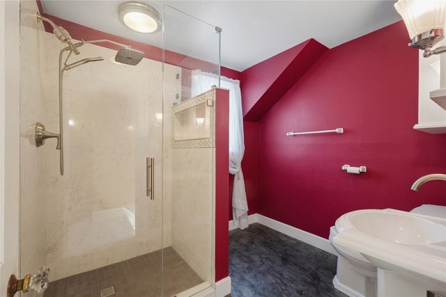 330 Crescent St SE, Cedar Rapids, IA 52403