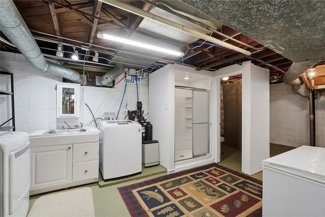 330 Crescent St SE, Cedar Rapids, IA 52403