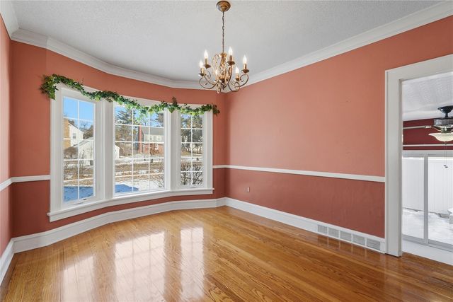 330 Crescent St SE, Cedar Rapids, IA 52403