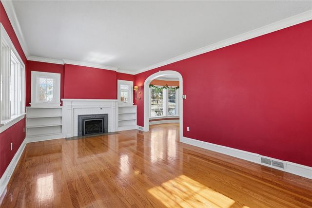 330 Crescent St SE, Cedar Rapids, IA 52403