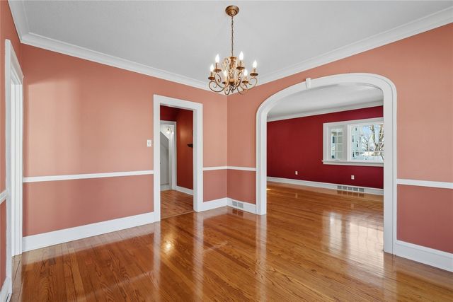 330 Crescent St SE, Cedar Rapids, IA 52403