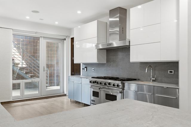 2070 N Oakley Avenue, Chicago, IL 60647