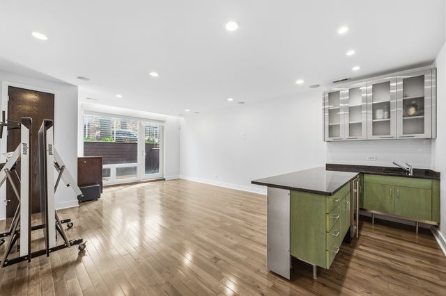 2070 N Oakley Avenue, Chicago, IL 60647
