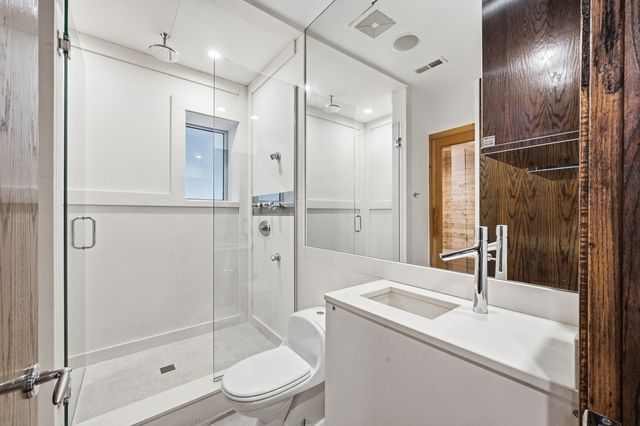 2070 N Oakley Avenue, Chicago, IL 60647