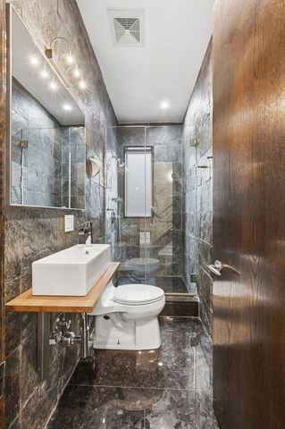 2070 N Oakley Avenue, Chicago, IL 60647