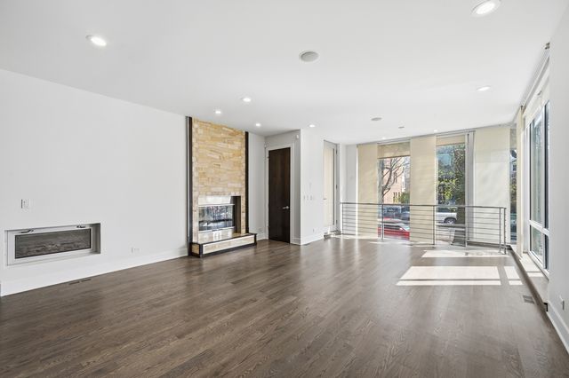 2070 N Oakley Avenue, Chicago, IL 60647