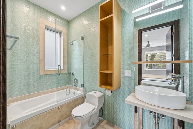 2070 N Oakley Avenue, Chicago, IL 60647