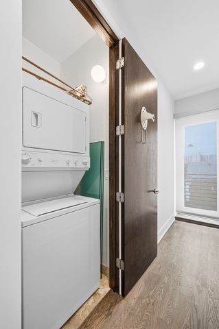 2070 N Oakley Avenue, Chicago, IL 60647