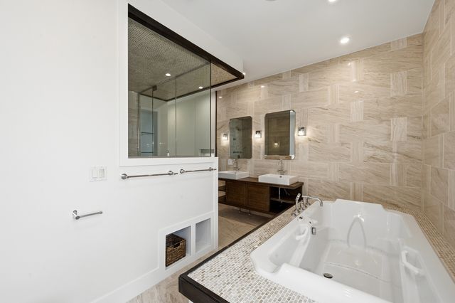 2070 N Oakley Avenue, Chicago, IL 60647