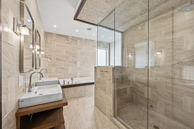 2070 N Oakley Avenue, Chicago, IL 60647
