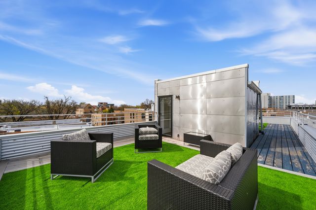 2070 N Oakley Avenue, Chicago, IL 60647