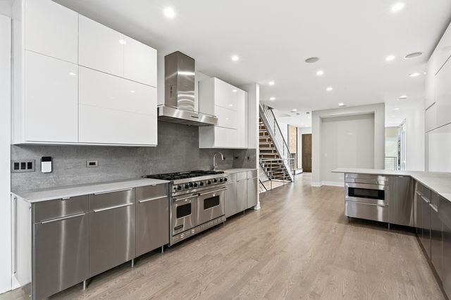 2070 N Oakley Avenue, Chicago, IL 60647