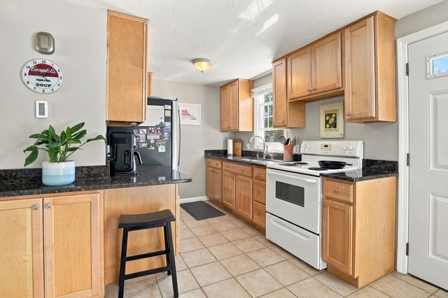 1 Tiffany Circle 1, Millbury, MA 01527