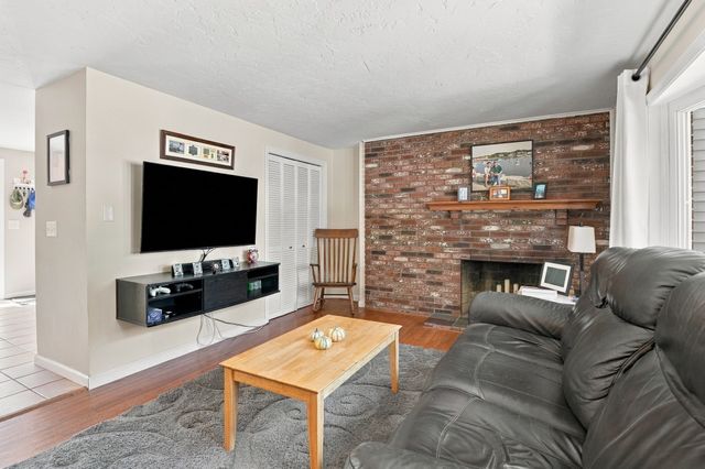 1 Tiffany Circle 1, Millbury, MA 01527