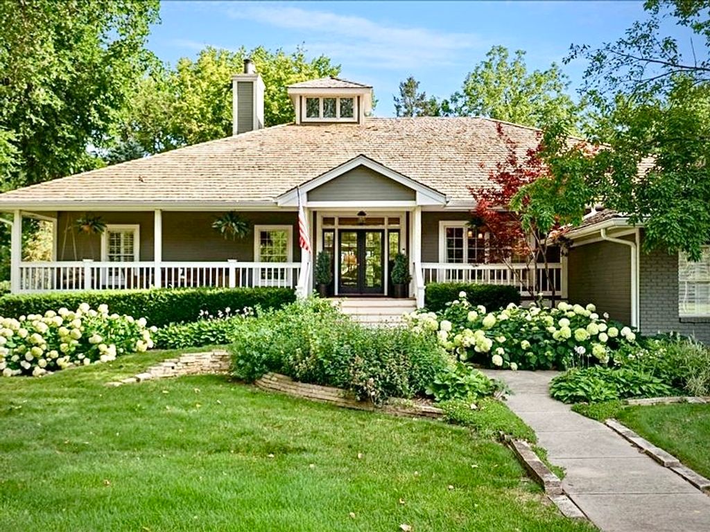 12955 Woodlands Parkway, Clive, IA 50325