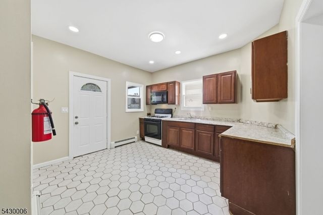 82 Pequannock St, Dover Town, NJ 07801