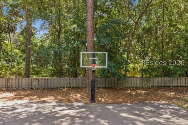 11 Forest Dr, Hilton Head Island, SC 29928