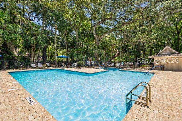 11 Forest Dr, Hilton Head Island, SC 29928