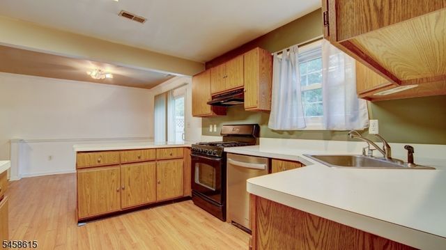 8 Forden Ct, Sayreville Boro, NJ 08872
