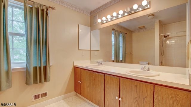 8 Forden Ct, Sayreville Boro, NJ 08872