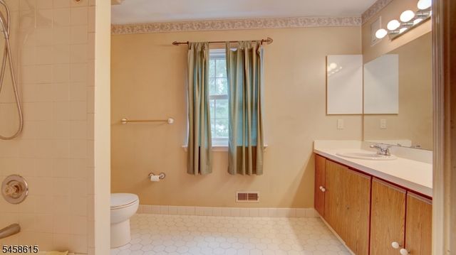 8 Forden Ct, Sayreville Boro, NJ 08872