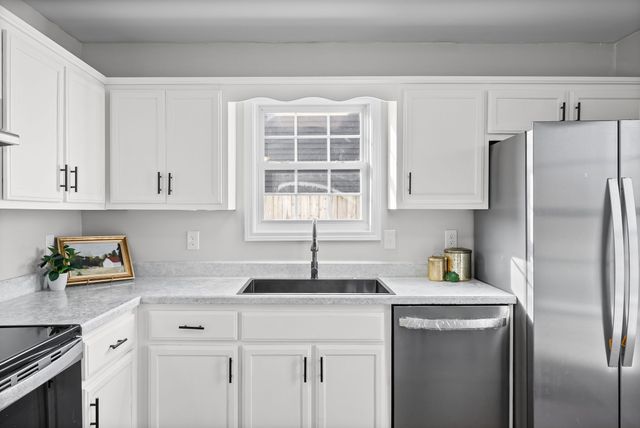 1015 Shadow Ridge Ave, Oak Grove, KY 42262