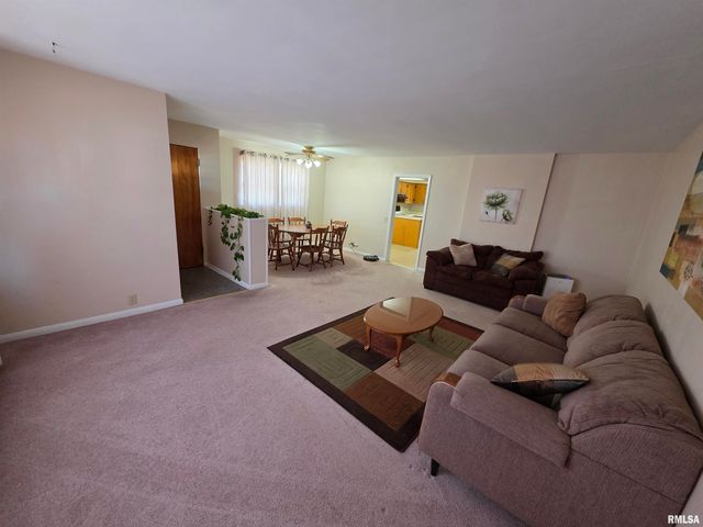 24 Wenzel Lane, Springfield, IL 62702