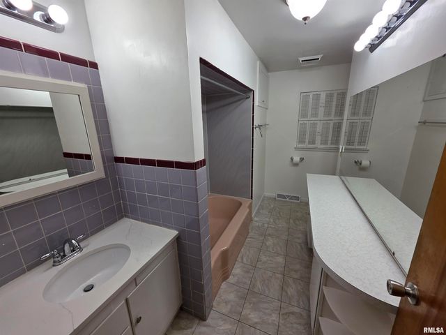 24 Wenzel Lane, Springfield, IL 62702