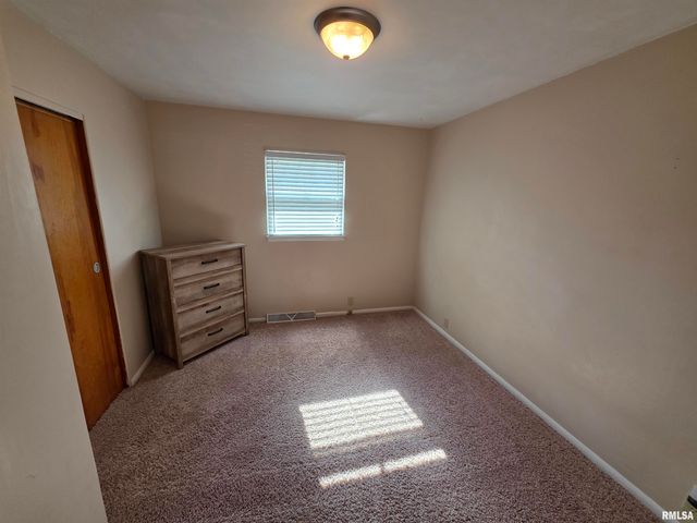 24 Wenzel Lane, Springfield, IL 62702