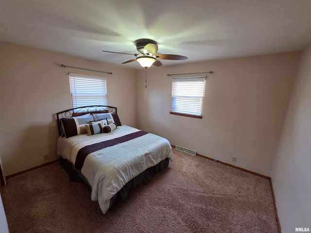 24 Wenzel Lane, Springfield, IL 62702