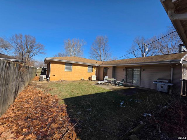 24 Wenzel Lane, Springfield, IL 62702