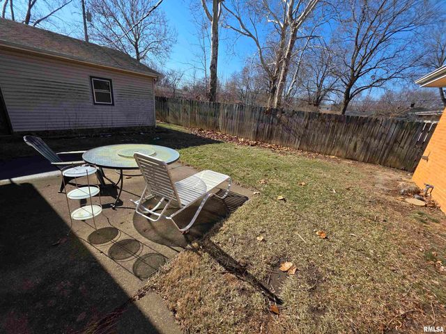 24 Wenzel Lane, Springfield, IL 62702