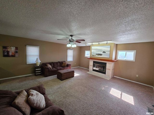 24 Wenzel Lane, Springfield, IL 62702