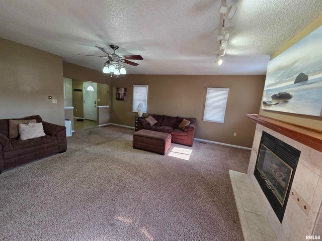 24 Wenzel Lane, Springfield, IL 62702