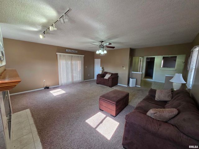 24 Wenzel Lane, Springfield, IL 62702