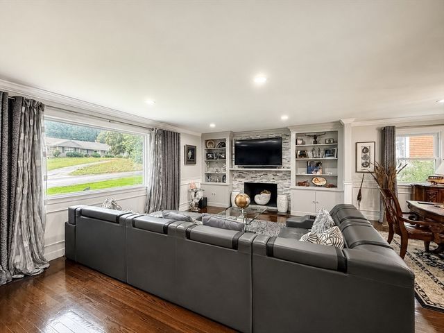 411 Pleasant St, Framingham, MA 01701