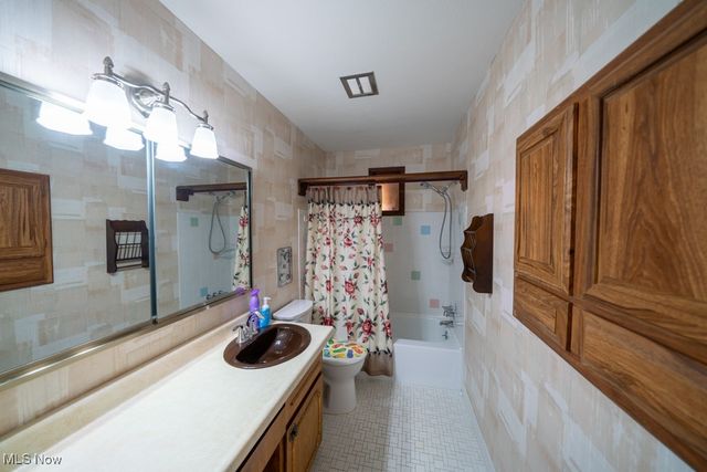 874 E Meadowlawn Boulevard, Seven Hills, OH 44131