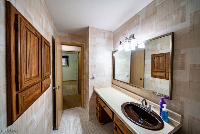 874 E Meadowlawn Boulevard, Seven Hills, OH 44131