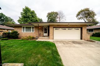 874 E Meadowlawn Boulevard, Seven Hills, OH 44131