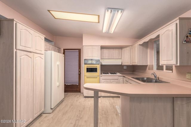 6470 E Calle Luna, Tucson, AZ 85710