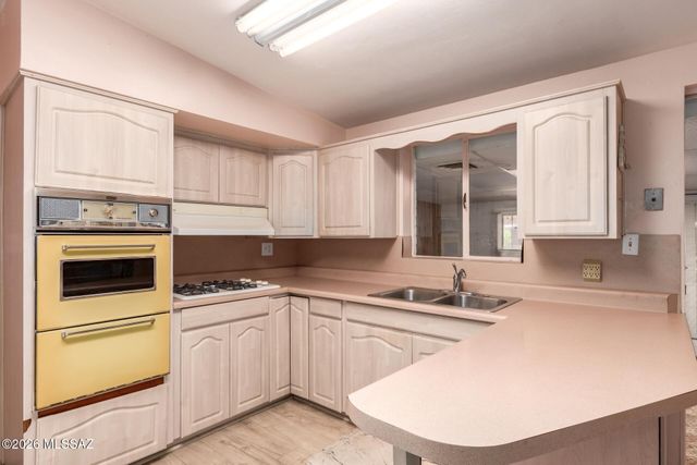 6470 E Calle Luna, Tucson, AZ 85710