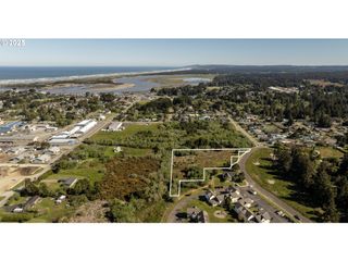 1498 HARVARD St Se, Bandon, OR 97411